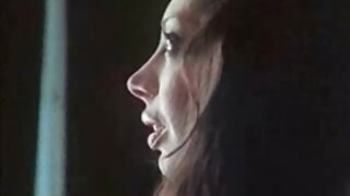 سنہرے بالوں والی اور ...