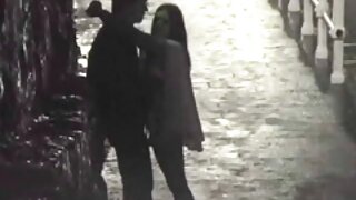 کرسی پر بیٹھی فرمانب ...